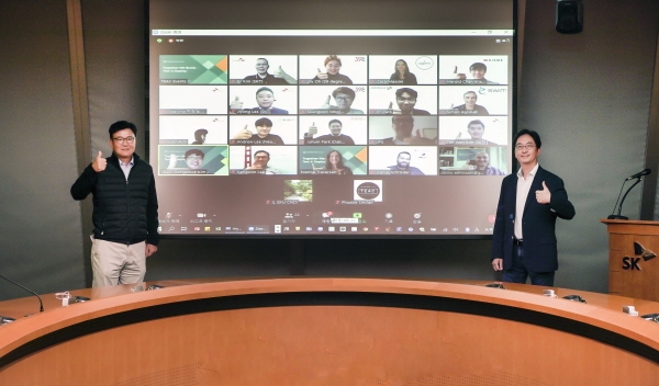 지난 8일 서울 을지로 SKT 본사에서 하형일 SKT코퍼레이트2센터장(왼쪽), 김윤 CTO 등이 도이치텔레콤, TIP, 글로벌 통신사 임원들과 언택트 스타트업 육성에 대한 영상회의를 가졌다. (사진=SK텔레콤)