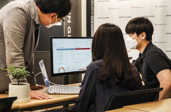 베스핀글로벌 직원들이 클라우드 이상 비용 탐지 솔루션 화면에서 데이터를 분석하고 있다. (사진=SK텔레콤)