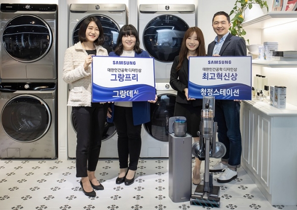 삼성전자 직원이 삼성디지털프라자 강남본점 5층에 위치한 라이프스타일 쇼룸 #ProjectPRISM에서 대한인간공학회가 주관하는 '2020년 인간공학디자인상'에서 최고상인 그랑프리(Grand Prix Award)에 선정된 그랑데 AI 세탁기·건조기와  최고혁신상(Best Innovation Award)에 선정된 자동 먼지 배출 시스템 '청정스테이션'을 소개하고 있다. (사진=삼성전자)