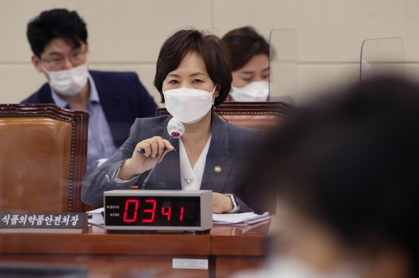 이의경 식품의약품안전처장이 13일 국회 보건복지위원회에서 열린 식품의약품안전처 등에 대한 국정감사에서 질의에 답변하고 있다. (사진=연합뉴스)