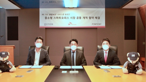 (왼쪽부터) 정순구 SK텔레콤 보안사업개발그룹장, 복준호 이지스자산운용 개발투자부문대표, 김도남 핀포인트 대표가 지난 13일 SKT본사에서 협약 체결 후 기념사진을 촬영하고 있다. (사진=SK텔레콤)