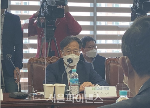 유동수 더불어민주당 공정경제TF 위원장이 14일 경총회관에서 열린 '공정경제 3법 관련 당·경제계 정책간담회'에서 발언하고 있다. (사진=오세정 기자)<br>