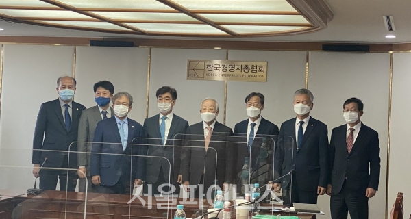 14일 경총회관에서 열린 '공정경제 3법 관련 당·경제계 정책간담회'에서 참석자들이 기념사진을 찍고 있다. (사진=오세정 기자)<br>