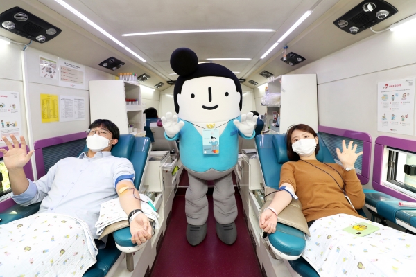 대우건설 본사 직원들이 '2020 대우가족 헌혈캠페인'에 참여하고 있다.(사진=대우건설)