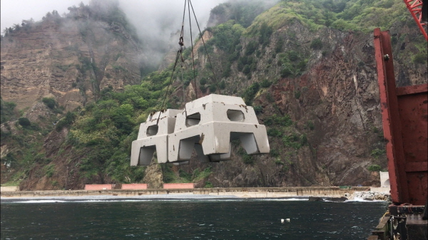 해저에 설치되기 위해 이송 중인 트리톤. (사진=포스코)