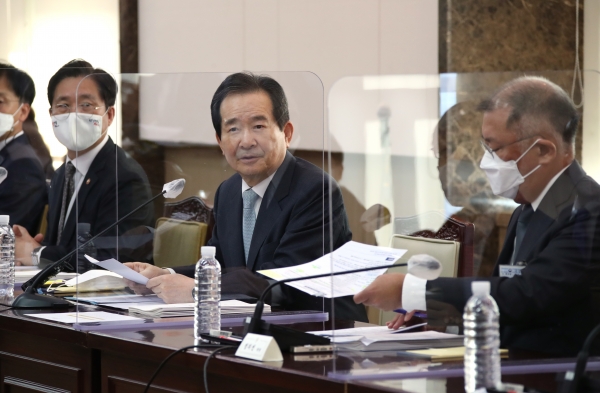 정세균 국무총리가 15일 정부서울청사에서 열린 제2차 수소경제위원회 회의를 주재하고 있다. 오른쪽부터 정의선 현대차그룹 회장, 정 총리, 성윤모 산업통상자원부 장관. (사진=연합뉴스)