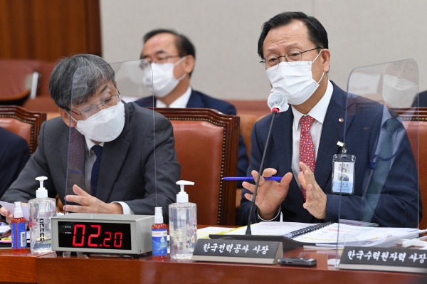 김종갑 한국전력공사 사장이 15일 오전 서울 여의도 국회에서 열린 산업통상자원중소벤처기업위원회 국정감사에 출석해 의원 질의에 답변하고 있다. (사진=연합뉴스)