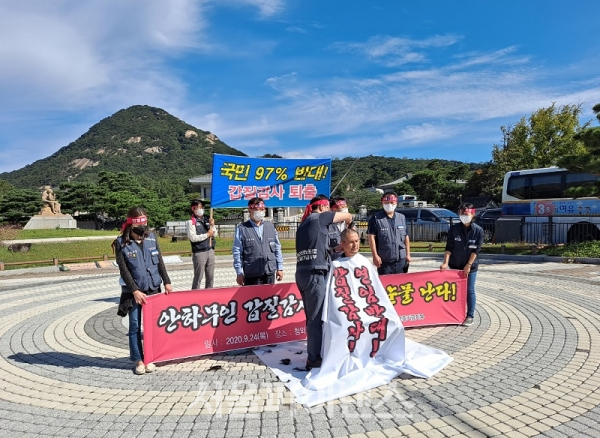 신용보증기금 노동조합이 신대식 감사 연임 반대 투쟁을 이어가고 있는 가운데 김재범 신용보증기금 노조위원장(가운데)이 24일 청와대 앞에서 기자회견을 개최하고 삭발식을 하고 있다. (사진=김현경 기자)