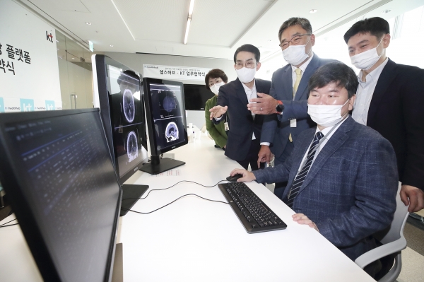 KT-헬스허브 양사 관계자들이 헬스허브의 의료영상 솔루션을 시연하고 있다. (사진=KT)