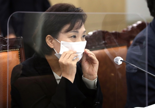 김현미 국토교통부 장관이 16일 오전 세종시 정부세종청사에서 열린 국회 국토교통위원회의 국토교통부, 행정중심복합도시건설청, 새만금개발청에 대한 국정감사에 참석해 마스크를 조정하고 있다. (사진= 연합뉴스)