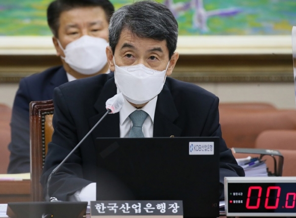 이동걸 산업은행 회장이 16일 국회 정무위원회 국정감사에서 의원 질의에 답하고 있다. (사진=산업은행)