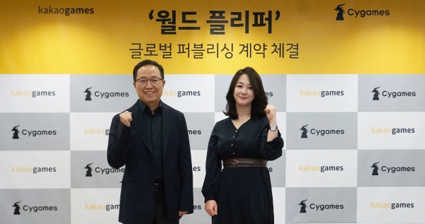 조계현 카카오게임즈 각자 대표(왼쪽)와 오부세 유카 사이게임즈 아시아사업 총괄이 '월드 플리퍼'의 글로벌 퍼블리싱 계약을 체결하고 기념사진을 촬영하고 있다. (사진=카카오게임즈)