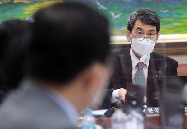 이동걸 산업은행 회장이 16일 국회 정무위원회 국정감사에서 의원 질의에 답을 하고 있다. (사진=연합뉴스)