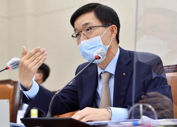 방문규 수출입은행장이 19일 국회 기획재정위원회 국정감사에서 의원 질의에 답하고 있다. (사진=연합뉴스)