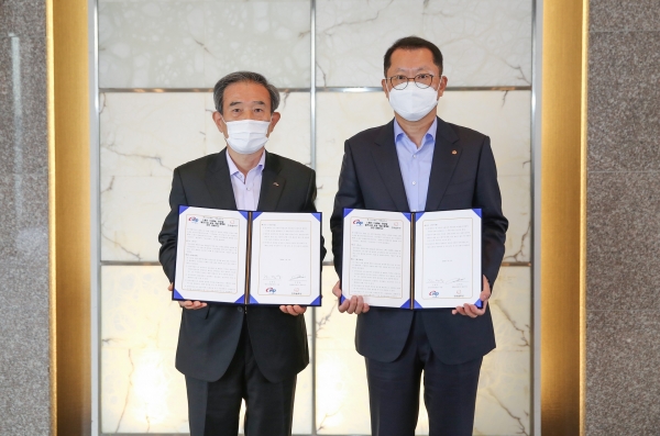 김병숙 한국서부발전 사장(왼쪽)과 김희철 한화큐셀 사장이 MOU 기념사진을 촬영하고 있다. (사진=한화큐셀)