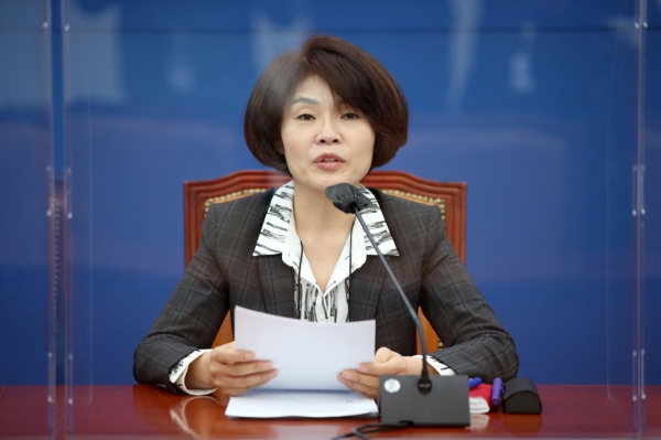 한정애 더불어민주당 정책위의장이 20일 서울 여의도 국회에서 열린 국정감사 대책회의에서 발언하고 있다.(사진=연합뉴스)