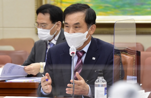 위성백 예금보험공사 사장이 20일 서울 여의도 국회 정무위원회에서 열린 예금보험공사·한국자산관리공사 등 국정감사에서 답변하고 있다. (사진=연합뉴스)