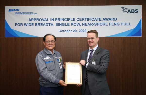 대우조선해양 옥포조선소에서 대런 레스코스키(Darren Leskoski) ABS 사업개발임원(사진 오른쪽)이 권오익 대우조선해양 기술본부장 전무에게 인증서를 수여한 뒤 기념촬영을 하고 있다. (사진=대우조선해양)