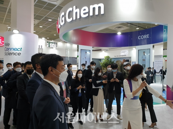 지동섭 SK이노베이션 배터리사업 대표가 LG화학 부스를 방문해 관람하고 있다. (사진=박시형 기자)