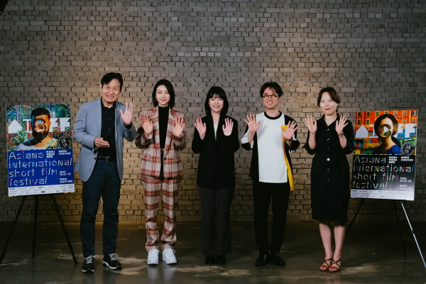 아시아나국제단편영화제 영화제 사전 소개 프로그램 '헬로, 아시프!' 촬영 현장에 참석한 영화제 관계자들이 행사 후 기념촬영을 하고 있다. (사진=아시아나항공)