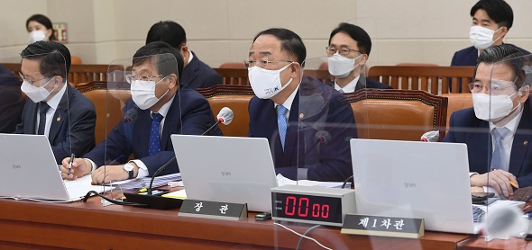 답변하는 홍남기 부총리 겸 기획재정부 장관(사진=연합뉴스)