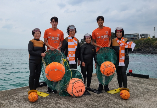 제주유나이티드 공민현  선수(왼쪽)와 정조국 선수(오른쪽) 가 제주 해녀 지원을 기념하여 응원차 방문해 기념촬영을 하고 있다. (사진=제주 유나이티드)