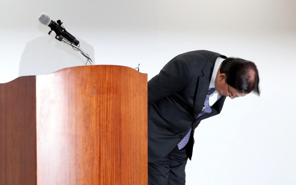 박근희 CJ대한통운 대표이사가 22일 오후 서울 중구 태평로빌딩에서 택배 노동자 사망 사건과 관련해 사과하며 고개를 숙이고 있다. (사진=연합뉴스)