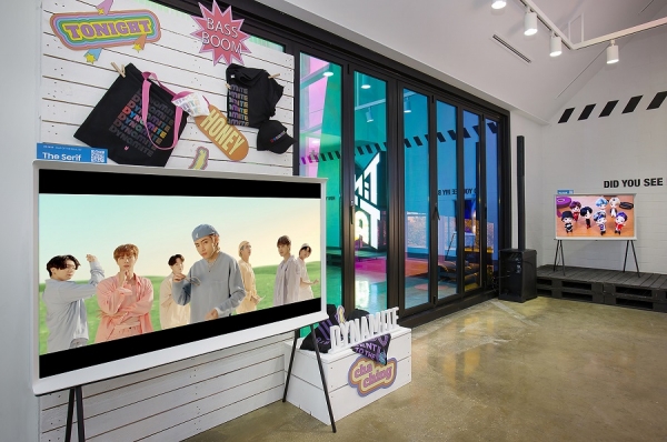 서울 가로수길에 위치한 방탄소년단 팝업스토어 'BTS POP-UP : MAP OF THE SOUL' 서울 쇼케이스에 설치된 삼성 '더 세리프' (사진=삼성전자)