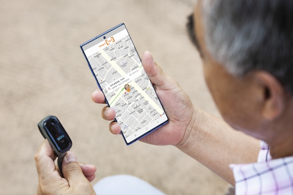 SK텔레콤은 한국장애인고용공단과 장애인 근로자들의 안전한 출퇴근을 돕기 위한 '스마트지킴이' 보급 사업을 시작한다고 25일 밝혔다. (사진=SK텔레콤)