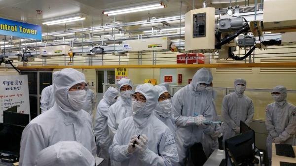 이재용 삼성전자 부회장(사진 왼쪽)이 지난달 30일 삼성전자 온양사업장을 찾아 반도체 패키징 라인을 살펴보는 모습. (사진=삼성전자)