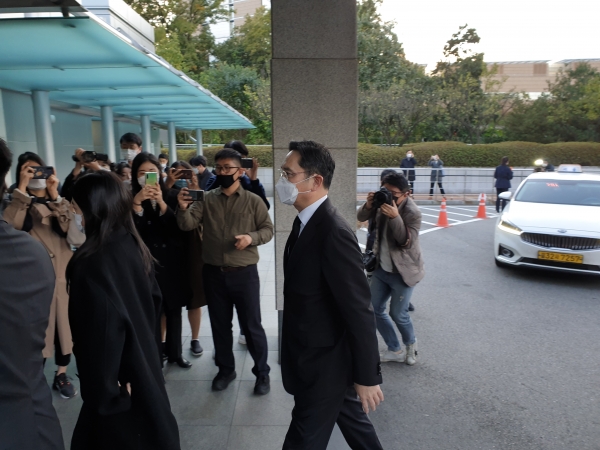 이재용 삼성그룹 부회장이 25일 오후 4시 58분 경 故이건희 회장의 빈소가 준비되고 있는 삼성서울병원 장례식장에 들어가고 있다. (사진=서울파이낸스 박시형 기자)