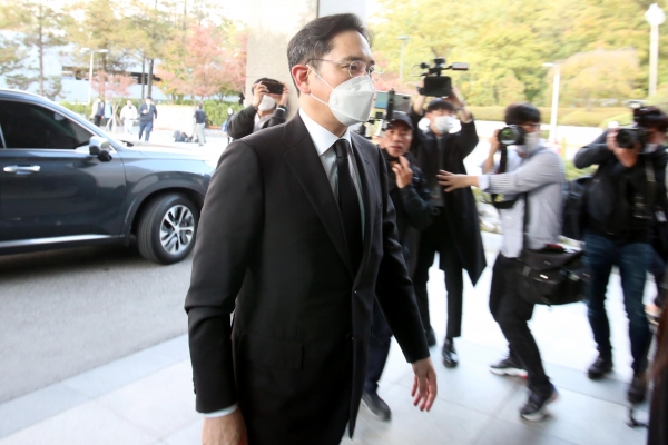 이재용 삼성그룹 부회장이 25일 오후 4시 58분 경 故이건희 회장의 빈소가 준비되고 있는 삼성서울병원 장례식장에 들어가고 있다. (사진=박시형 기자)