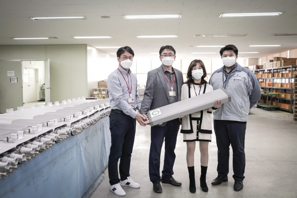 안산시 단원구 '하이게인안테나' 본사에서 (왼쪽 두번째부터)안동준 SKT SCM기획팀장, 구귀정 하이게인안테나 이동통신사업부 상무 등이 이번에 개발한 재활용 레이돔을 들어 보이고 있다. (사진=SK텔레콤)