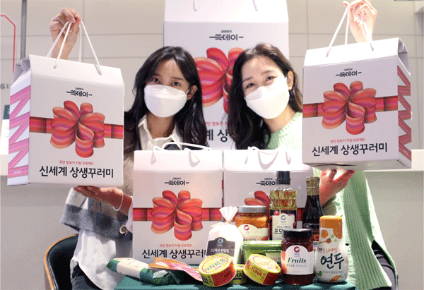 모델들이 신세계백화점 '상생꾸러미'(3종)를 소개하고 있다. '쓱데이'를 겨냥해 신세계백화점이 총 1만개 준비한 상생꾸러미엔 간장, 굴소스, 참기름, 포도씨유, 파스타소스 등 3만원 상당 식재료가 담겼다. 가격은 1만원. (사진=신세계그룹) 
