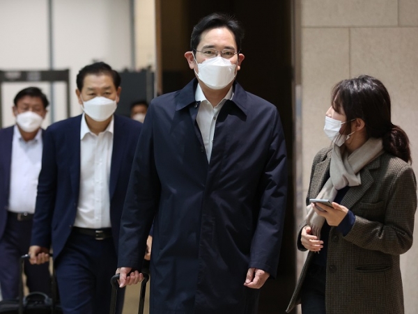 이재용 삼성전자 부회장이 베트남 출장을 마친 뒤 지난 23일 오전 서울 강서구 김포비즈니스항공센터를 통해 귀국하는 모습. (사진=연합뉴스)