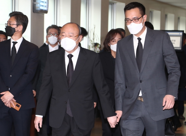 김승연 한화그룹 회장이 故이건희 삼성그룹 회장 빈소가 마련된 삼성서울병원에서 아들인 김동선 전 한화건설 팀장과 조문을 마친 뒤 나서고 있다. (사진=연합뉴스)