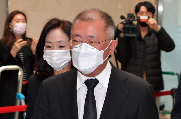 정의선 현대차 그룹이 26일 삼성서울병원에 마련된 故이건희 삼성그룹 회장의 빈소를 조문하고 있다. (사진=연합뉴스)