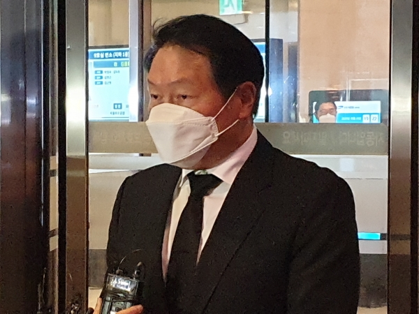 최태원 SK그룹 회장이 26일 삼성서울병원에 마련된 故이건희 삼성그룹 회장의 빈소를 조문하고 있다. (사진=연합뉴스)