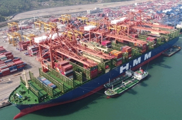 HMM(옛 현대상선) 소속 2만4000TEU급 컨테이너선 '알헤시라스' 호가 부산항에서 수출 컨테이너를 싣고 있다. (사진=HMM)