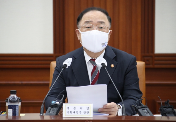 홍남기 경제부총리 겸 기획재정부 장관이 27일 오전 정부서울청사에서 열린 제4차 혁신성장전략회의를 주재하고 있다. (사진=연합뉴스)