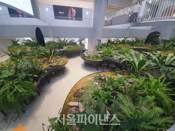 T팩토리 1층과 2층 사이 1.5층에 마련된 '팩토리 가든' (사진=이호정 기자)