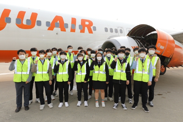 특성화고 학생들이 견학하고 있다. (사진=제주항공)