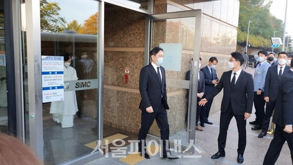 이재용 삼성전자 부회장이 고 이건희 회장 영결식을 마친후 병동을 나오고 있다. (사진=박시형 기자)