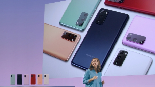 23일 온라인으로 진행된 'Samsung Galaxy Unpacked for Every Fan(모든 팬들을 위한 삼성 갤럭시 언팩)'에서 삼성전자 글로벌전략실 클레어 헌터가 '갤럭시 S20 FE'를 소개하는 모습. (사진=삼성전자)