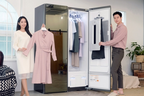 LG전자가 29일 의류를 더 편리하고 더 꼼꼼하게 관리해주는 트롬 스타일러 블랙에디션2를 출시한다. 모델들이 신제품을 소개하고 있다. (사진=LG전자)