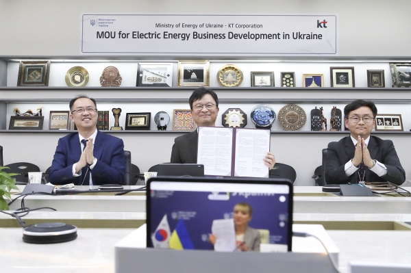김영우 KT 글로벌사업본부장(상단 가운데)과 우크라이나 올가 부스라뷔에트 에너지부 장관(하단)이 화상으로 업무협약을 체결한 후 기념사진을 촬영하는 모습. (사진=KT)