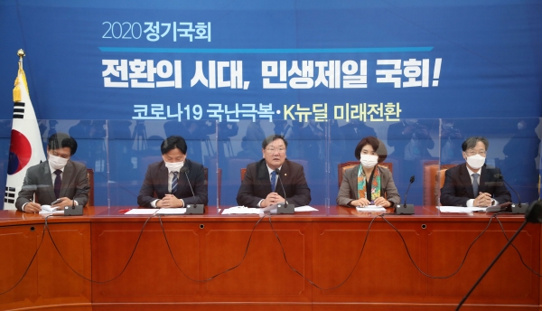 김태년 더불어민주당 원내대표(가운데)가 27일 오전 서울 여의도 국회에서 열린 원내대책회의에서 발언하고 있다. (사진= 연합뉴스)