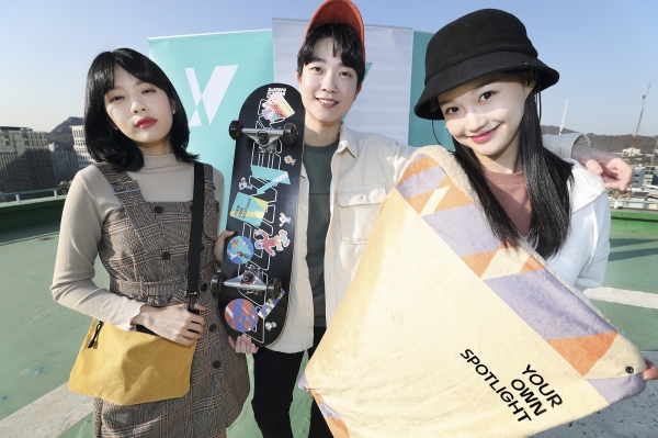 KT 모델들이 'Y굿즈 이벤트' 상품인 크로스백, 코듀로이 모자, 에코플러스 무릎담요를 들고 새로워진 Y브랜드를 홍보하고 있다. (사진=KT)