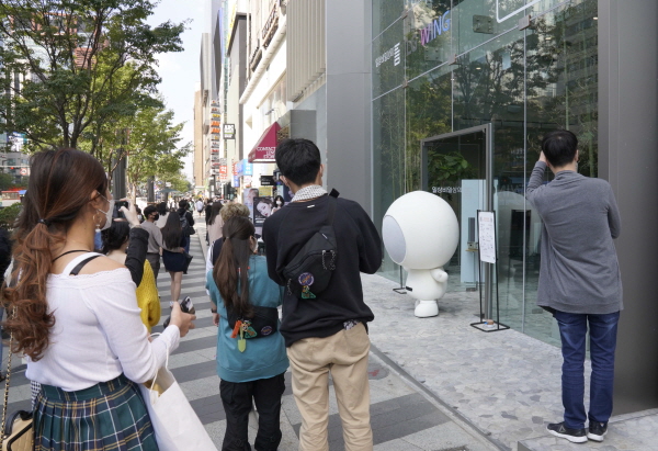 지난 10월 18일 인스타그램과 유튜브에서 인기몰이 중인 '홀맨'이 '일상비일상의틈'에 방문한 모습. (사진=LG유플러스)