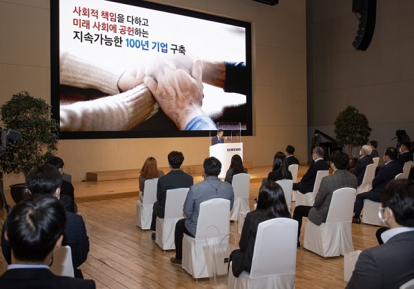 2일 삼성전자 창립기념일(11월 1일)을 맞아 수원 삼성 디지털시티에서 열린 창립 51주년 기념식에서 김기남 삼성전자 부회장이 개회사를 하고 있다. (사진=삼성전자)